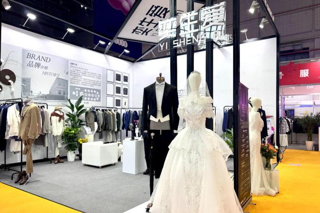 开云集团以衣载道奕生爱解释全场景穿衣艺术